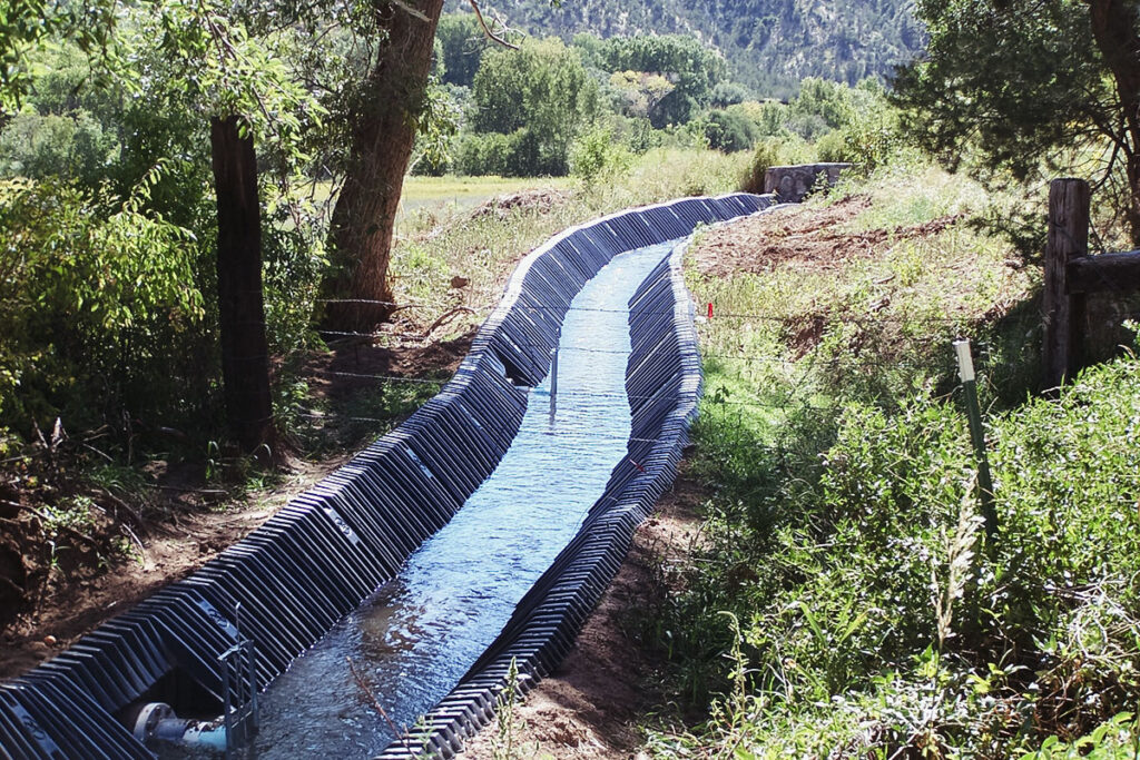 Smartditch with water flowing through it